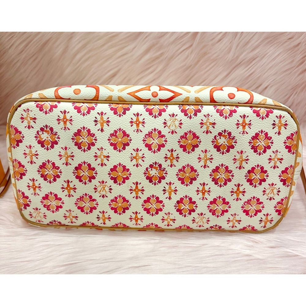 ***SOLD***🧡🤍🩷Louis Vuitton By The Pool Coral🩷🤍🧡 - Picture 5 of 16